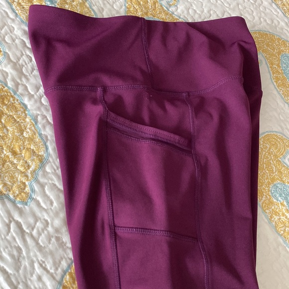 Burgundy Leggings size Med with side pockets - Picture 5 of 8